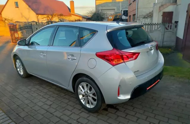 TOYOTA Auris 