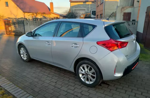 TOYOTA Auris 