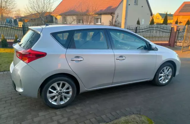 TOYOTA Auris 