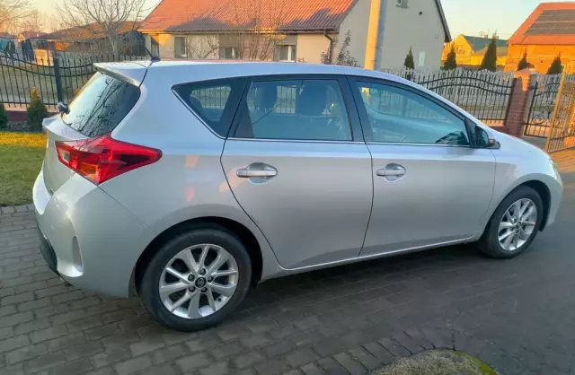 TOYOTA Auris 