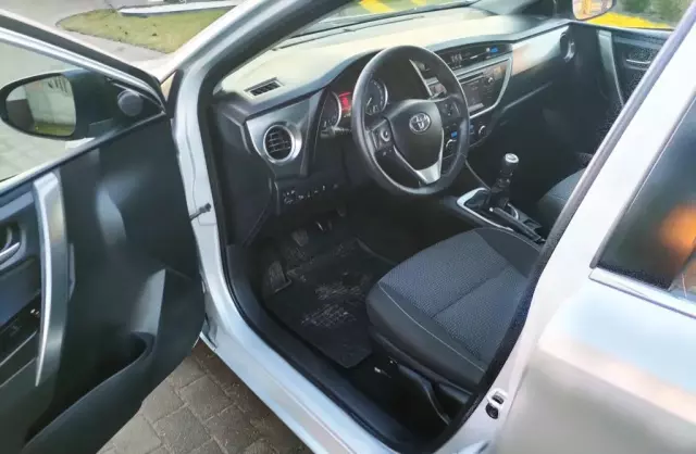 TOYOTA Auris 
