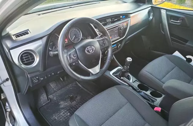 TOYOTA Auris 
