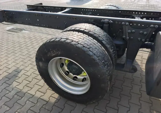 MERCEDES-BENZ AXOR 1829 rama do zabudowy blokada mostu 