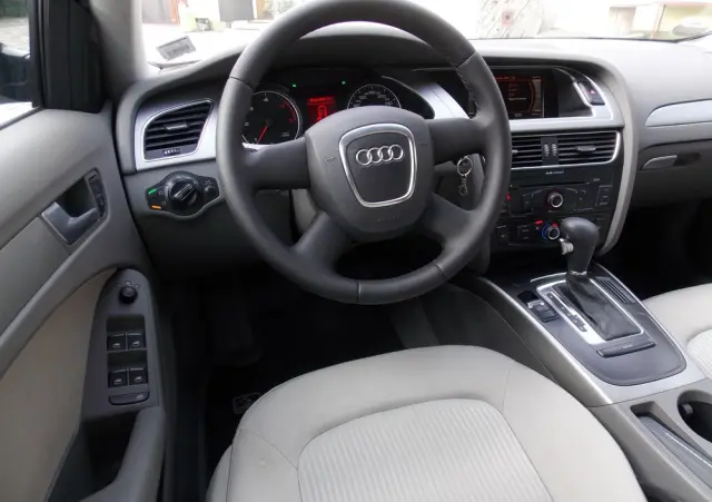 AUDI A4 Avant 2.0 TDI DPF multitronic Attraction