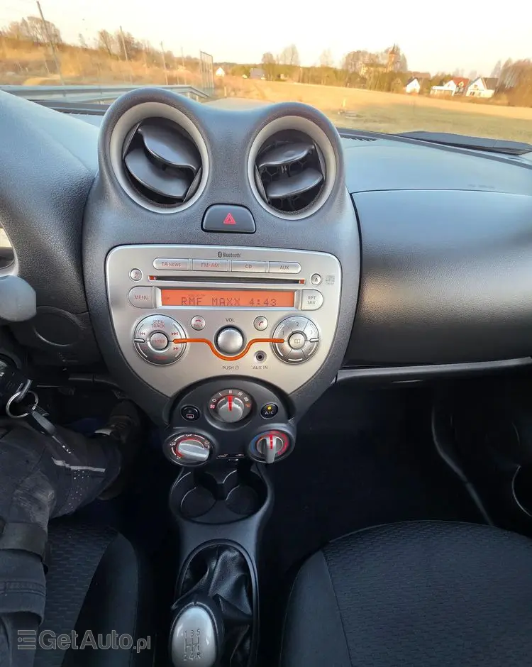 NISSAN Micra 1.2 Bild der Frau