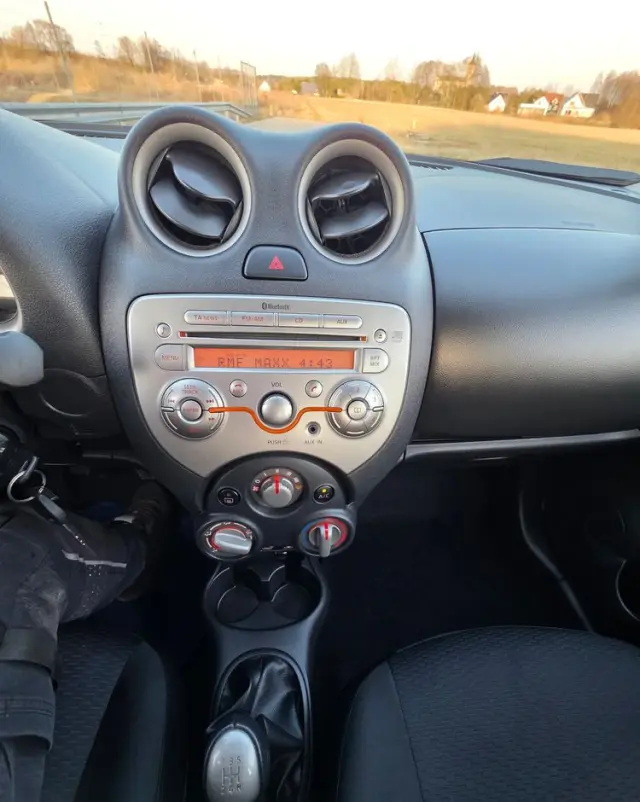 NISSAN Micra 1.2 Bild der Frau