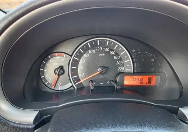 NISSAN Micra 1.2 Bild der Frau