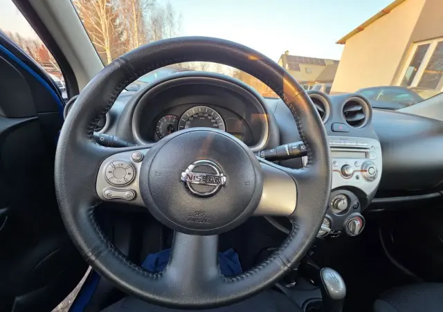 NISSAN Micra 1.2 Bild der Frau
