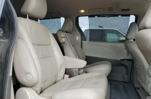 TOYOTA Sienna 