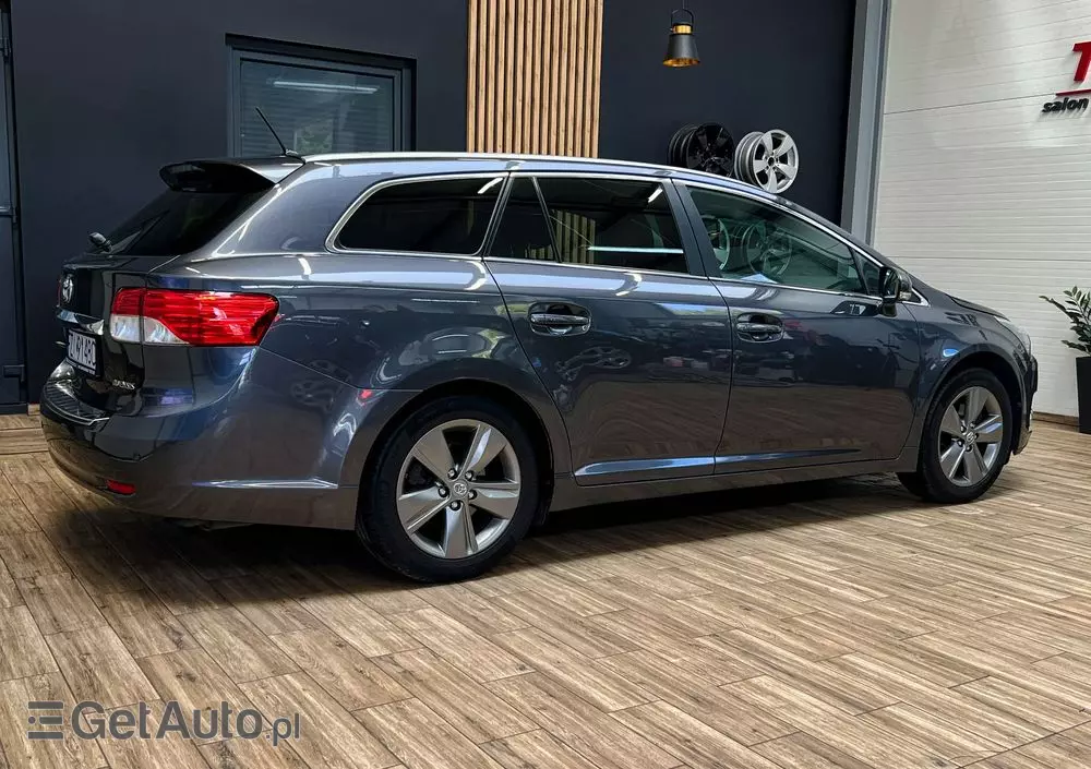 TOYOTA Avensis 1.8 Premium