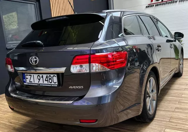 TOYOTA Avensis 1.8 Premium