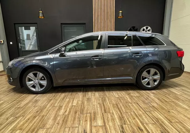 TOYOTA Avensis 1.8 Premium