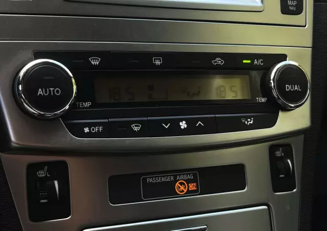 TOYOTA Avensis 1.8 Premium