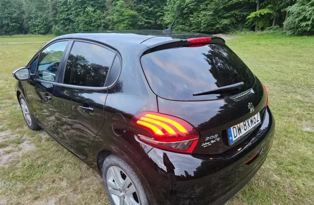PEUGEOT 208 