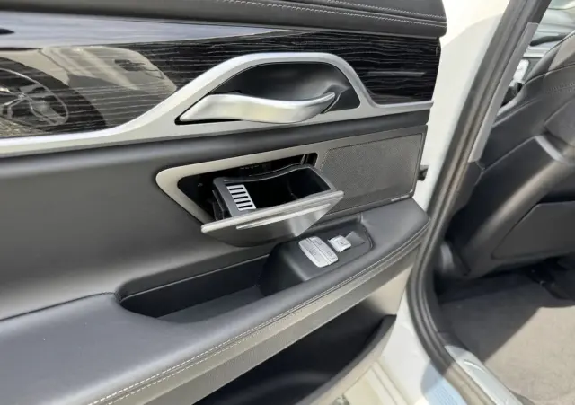 BMW Seria 7 750i xDrive