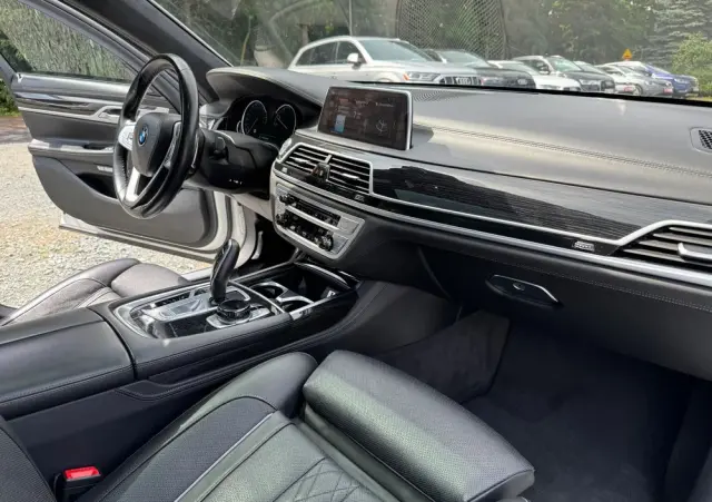 BMW Seria 7 750i xDrive