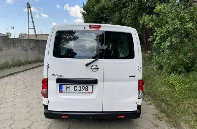NISSAN NV200 