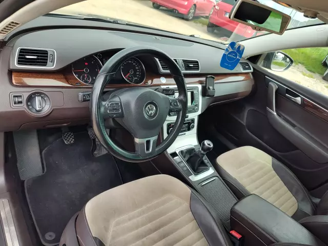 VOLKSWAGEN Passat Highline