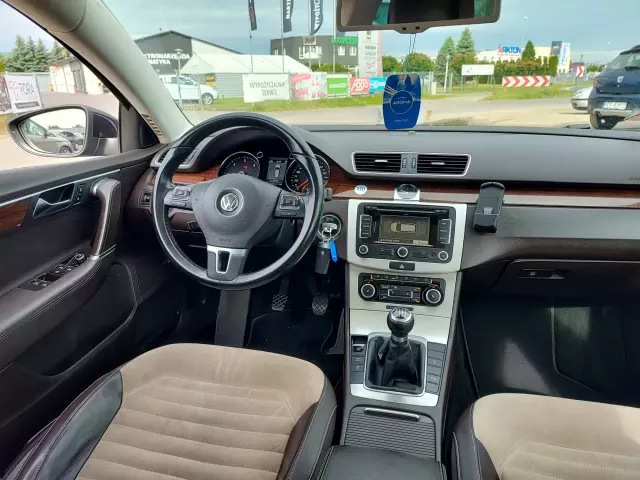 VOLKSWAGEN Passat Highline
