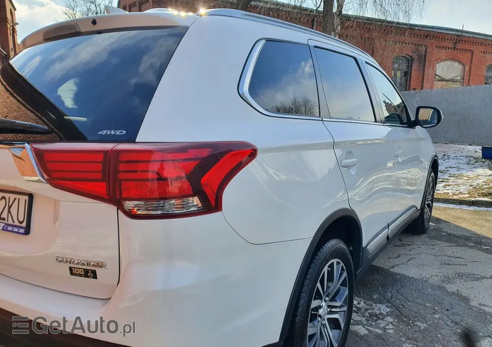 MITSUBISHI Outlander 2.2 DI-D 4WD Automatik Edition 100+