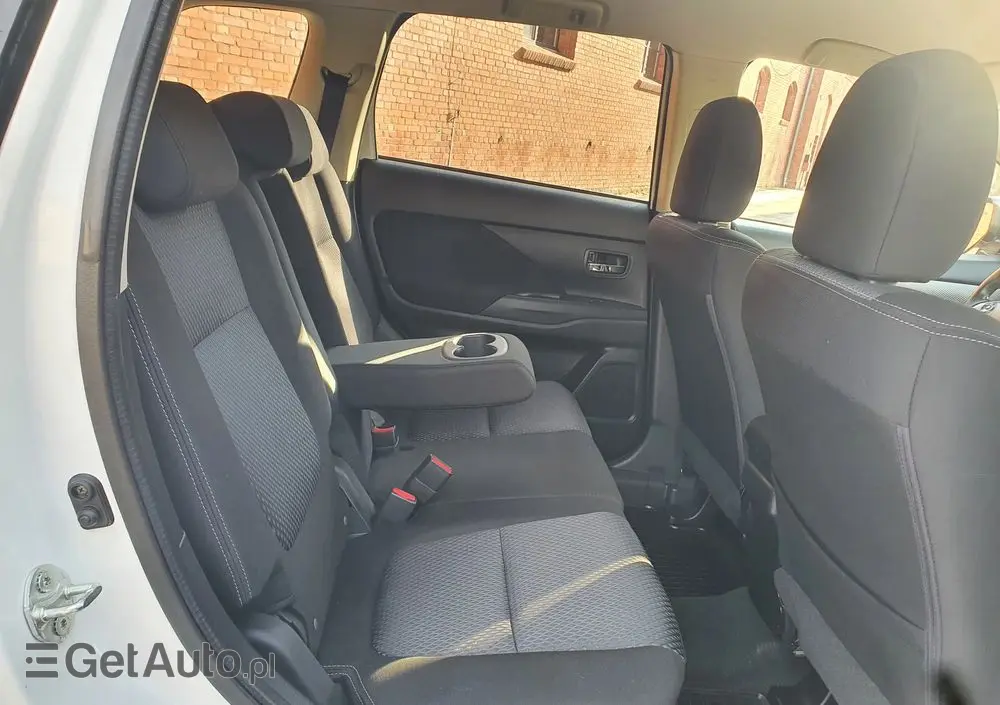 MITSUBISHI Outlander 2.2 DI-D 4WD Automatik Edition 100+