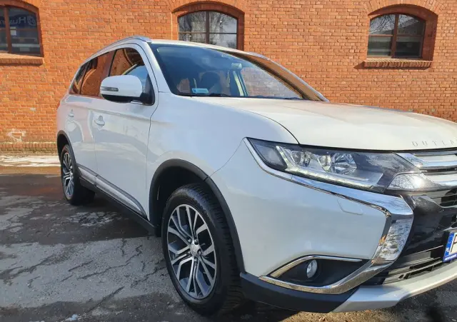 MITSUBISHI Outlander 2.2 DI-D 4WD Automatik Edition 100+