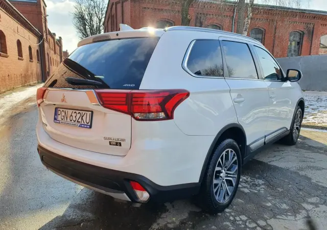 MITSUBISHI Outlander 2.2 DI-D 4WD Automatik Edition 100+