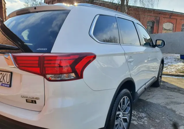 MITSUBISHI Outlander 2.2 DI-D 4WD Automatik Edition 100+