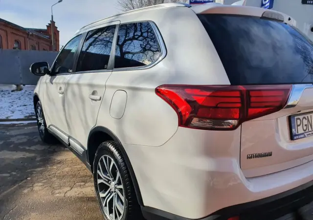 MITSUBISHI Outlander 2.2 DI-D 4WD Automatik Edition 100+