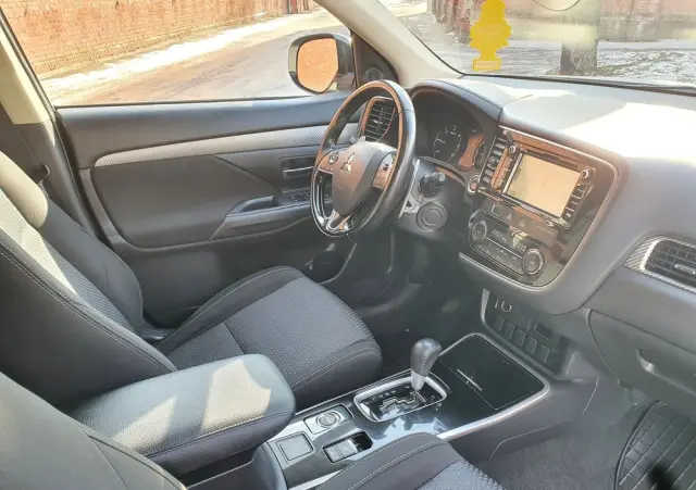 MITSUBISHI Outlander 2.2 DI-D 4WD Automatik Edition 100+