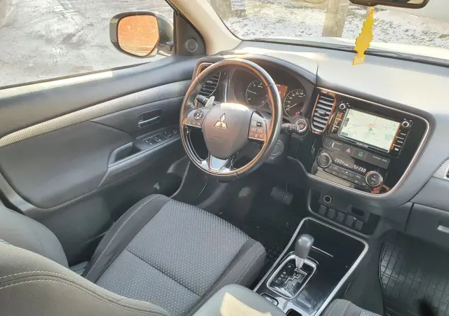 MITSUBISHI Outlander 2.2 DI-D 4WD Automatik Edition 100+