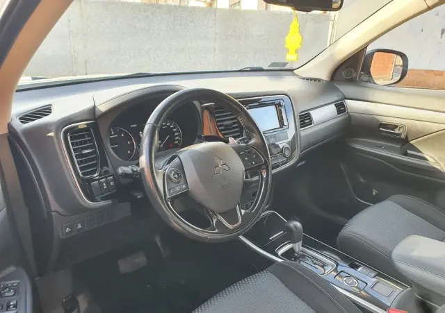 MITSUBISHI Outlander 2.2 DI-D 4WD Automatik Edition 100+
