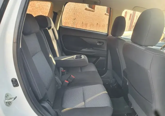 MITSUBISHI Outlander 2.2 DI-D 4WD Automatik Edition 100+