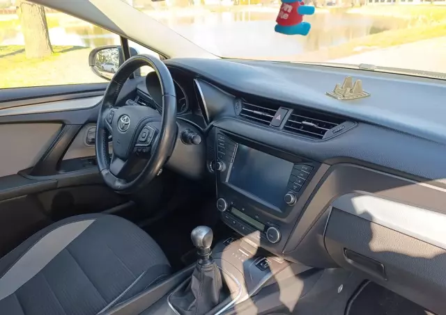 TOYOTA Avensis 2.0 D-4D Premium