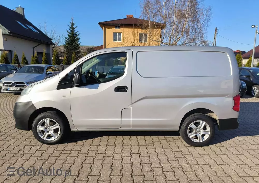 NISSAN NV200 
