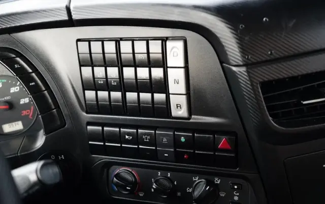 IVECO STRALIS 360 / 6X2 /  LAWETA / PLATFORMA 9,3 M / NAJAZDY HYDRAULICZNE / WYCIĄGARKA / OŚ PODONOSZONA  / EURO 6 