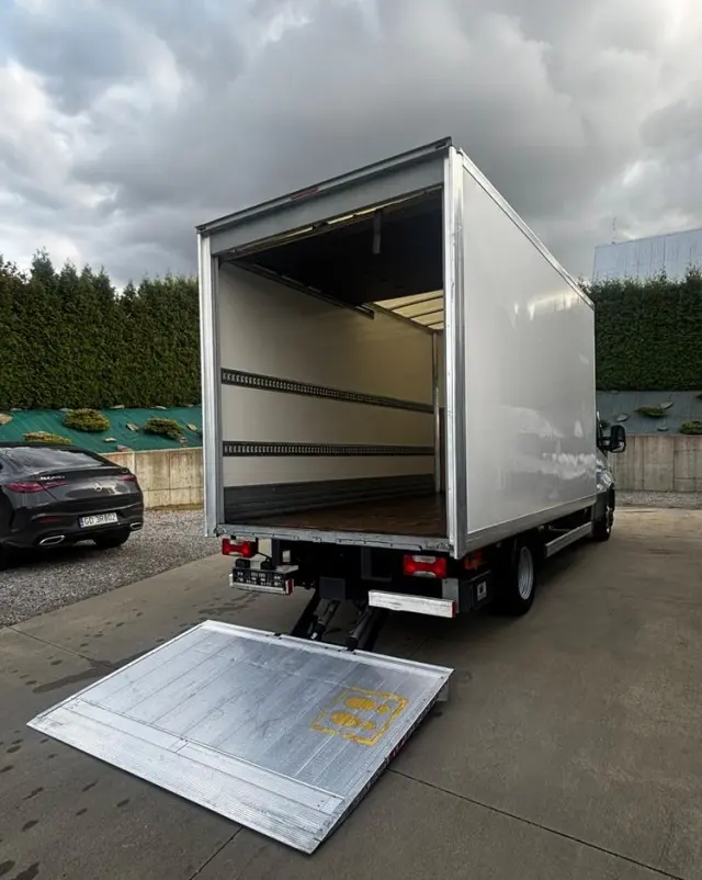 IVECO Daily 35C14 Kontener 8 Palet z windą 