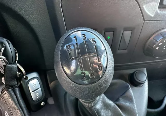 RENAULT MASTER Kontener/Winda 750kg/Klima/tempomat/Kamera/990kg ładowności 