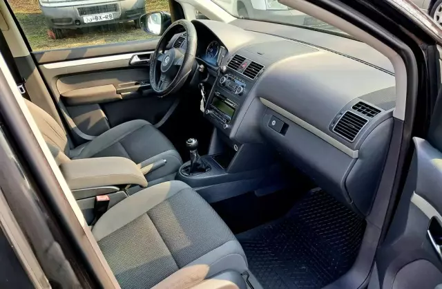 VOLKSWAGEN Touran 