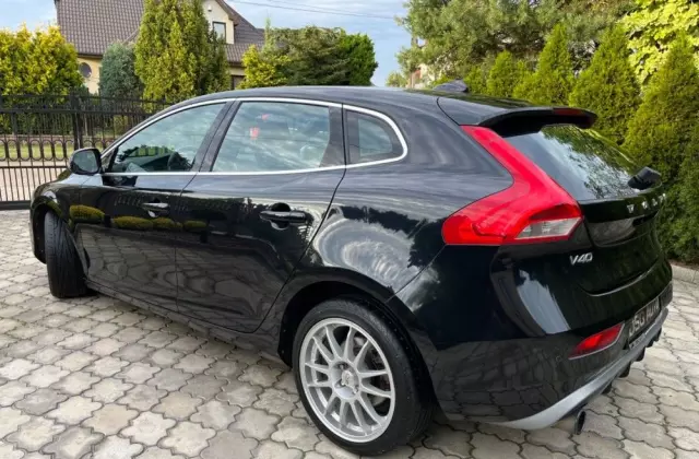 VOLVO V40 