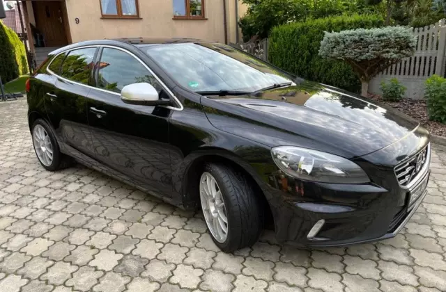 VOLVO V40 