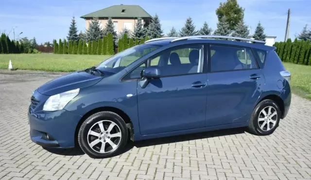 TOYOTA Verso 
