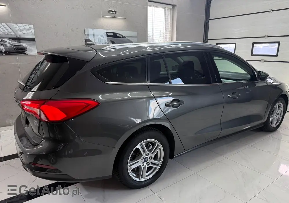 FORD Focus 1.0 EcoBoost Hybrid TITANIUM