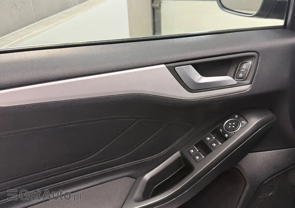 FORD Focus 1.0 EcoBoost Hybrid TITANIUM