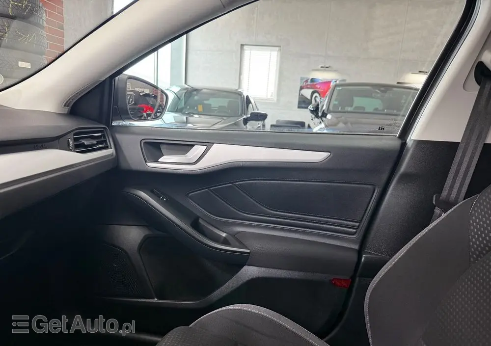 FORD Focus 1.0 EcoBoost Hybrid TITANIUM
