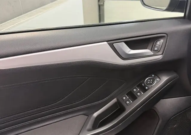 FORD Focus 1.0 EcoBoost Hybrid TITANIUM