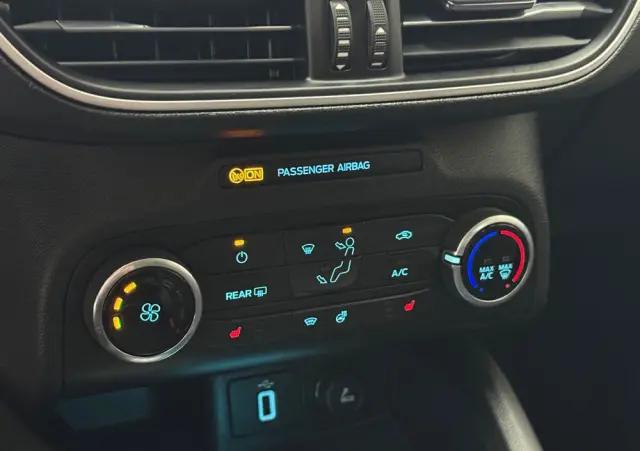 FORD Focus 1.0 EcoBoost Hybrid TITANIUM