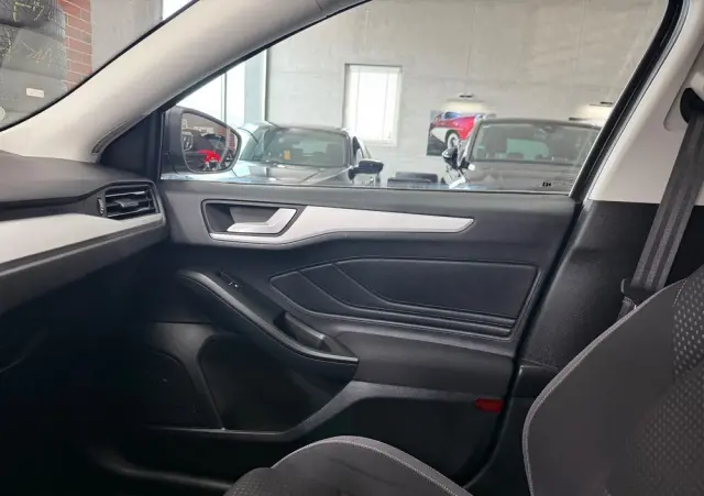FORD Focus 1.0 EcoBoost Hybrid TITANIUM