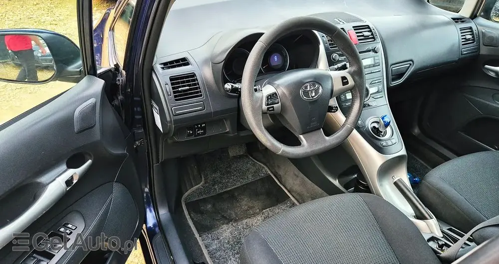 TOYOTA Auris 1.8 HSD Luna