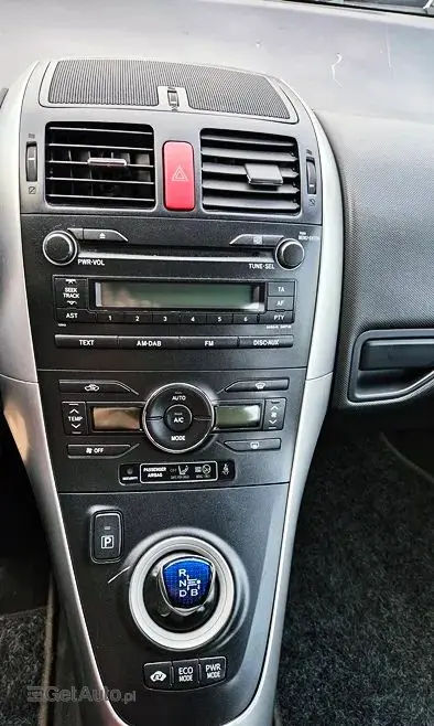 TOYOTA Auris 1.8 HSD Luna